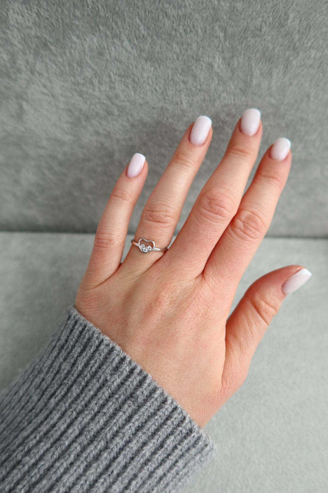 Женское серебряное кольцо сердце с фианитами