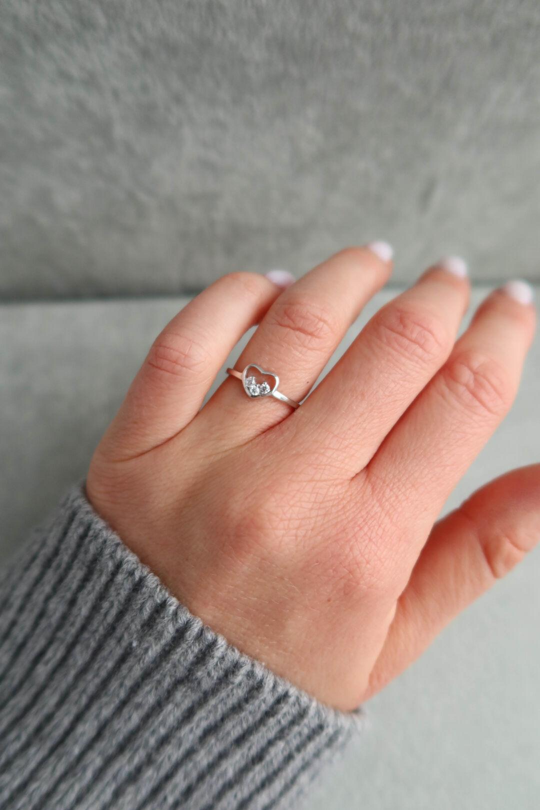 Женское серебряное кольцо сердце с фианитами