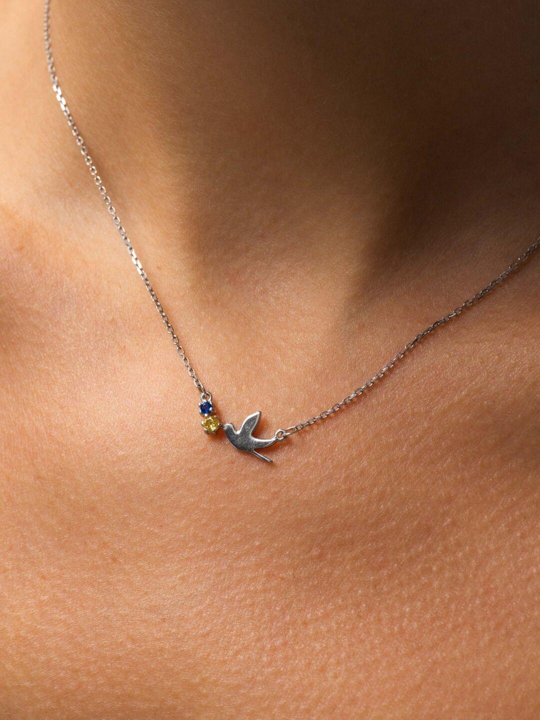 Серебряное колье Птичка с голубовато-желтыми фианитами