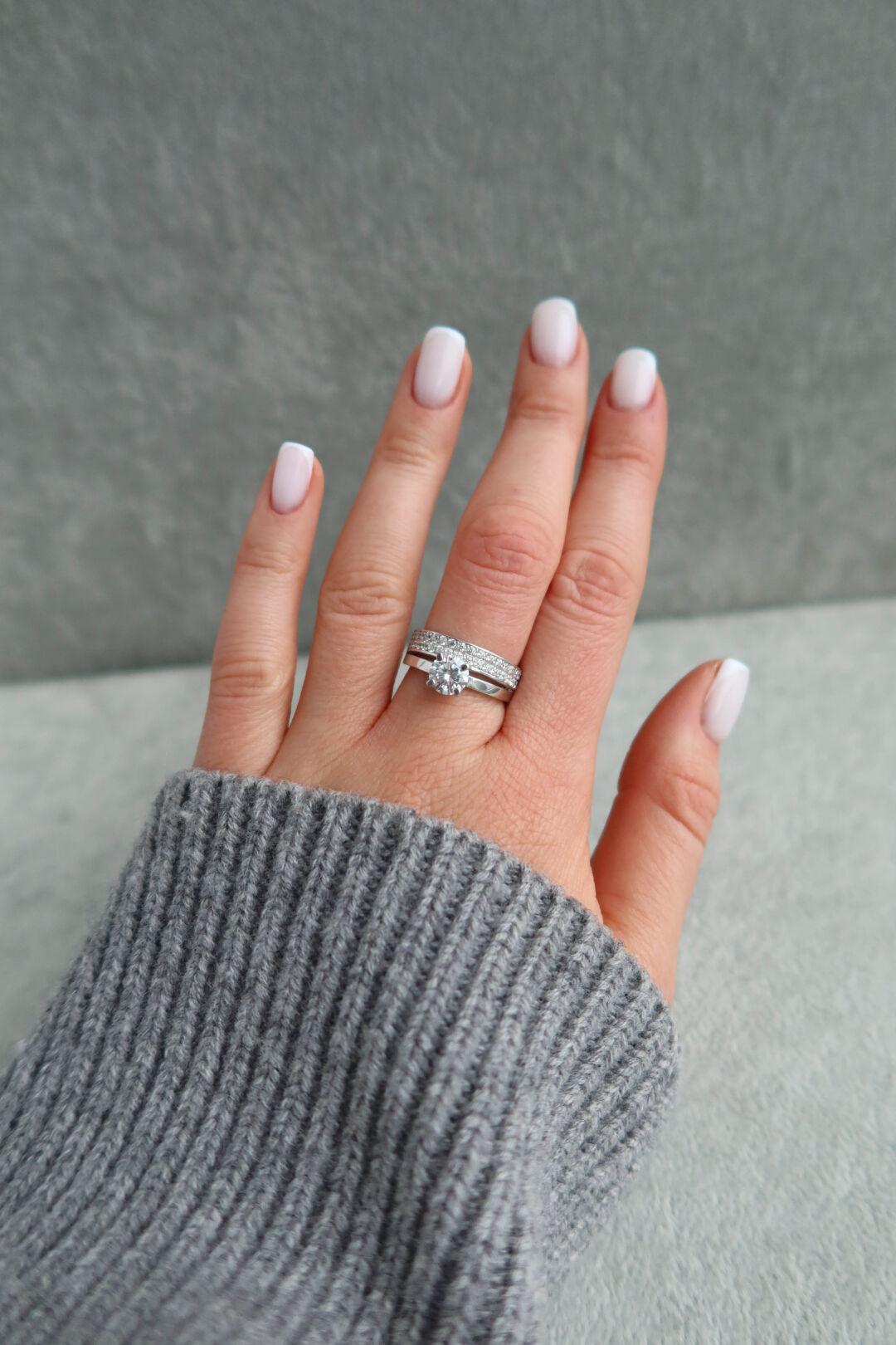 Жіноча подвійна срібна каблучка з фіанітами та центральним каменем