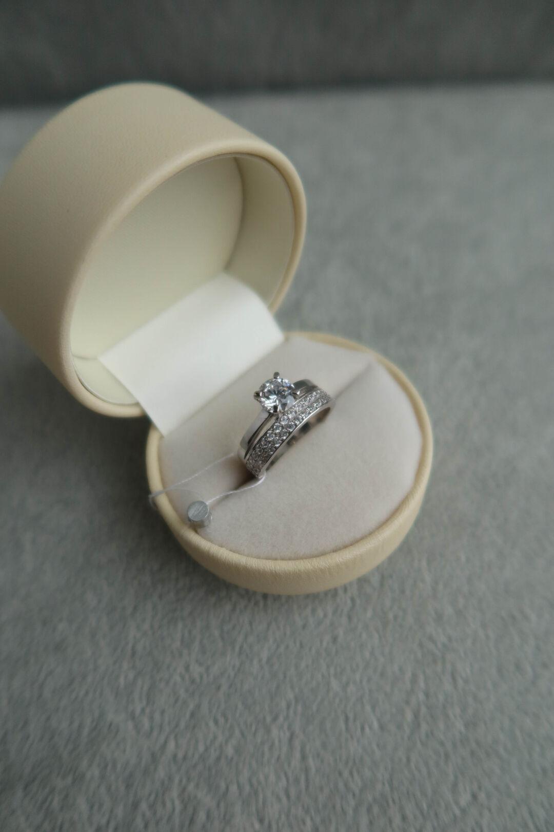 Жіноча подвійна срібна каблучка з фіанітами та центральним каменем