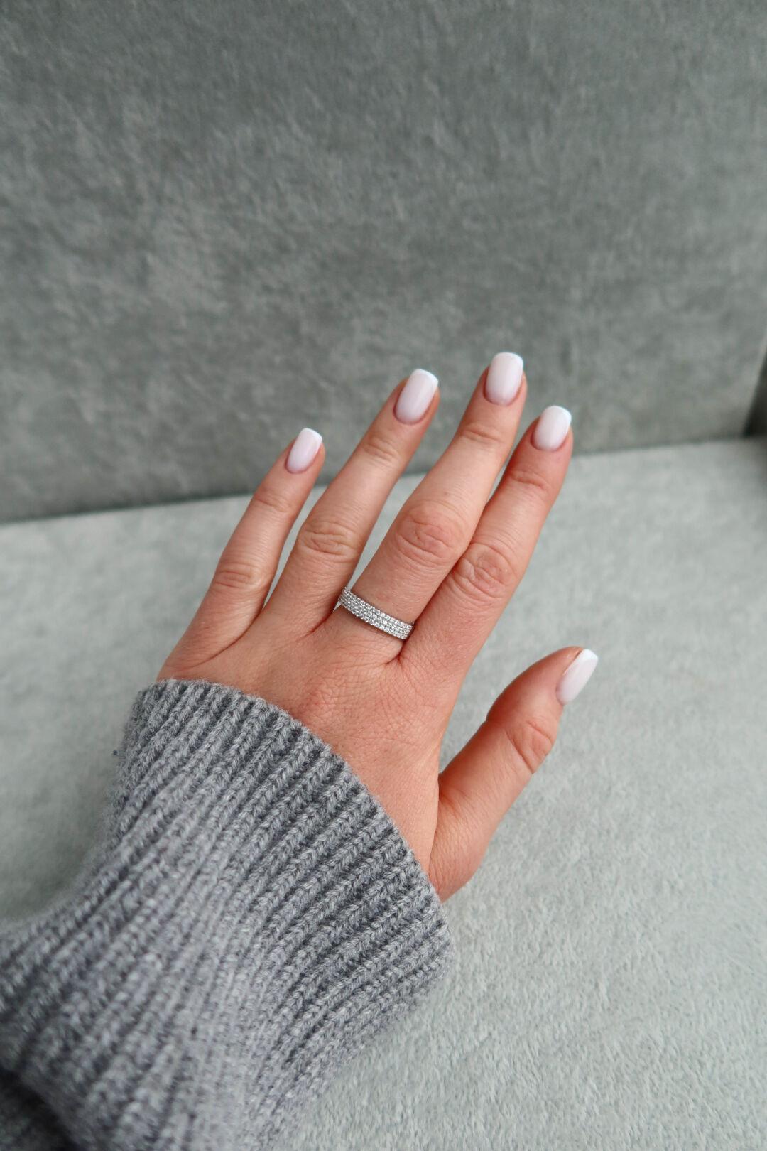 Жіноча срібна каблучка з фіанітами у три ряди