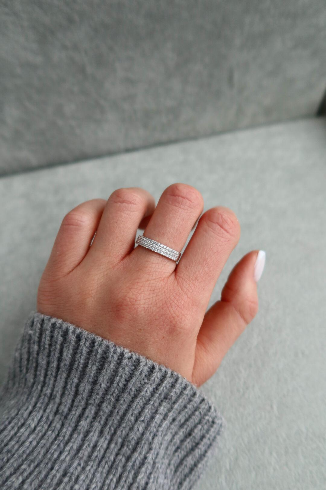 Жіноча срібна каблучка з фіанітами у три ряди