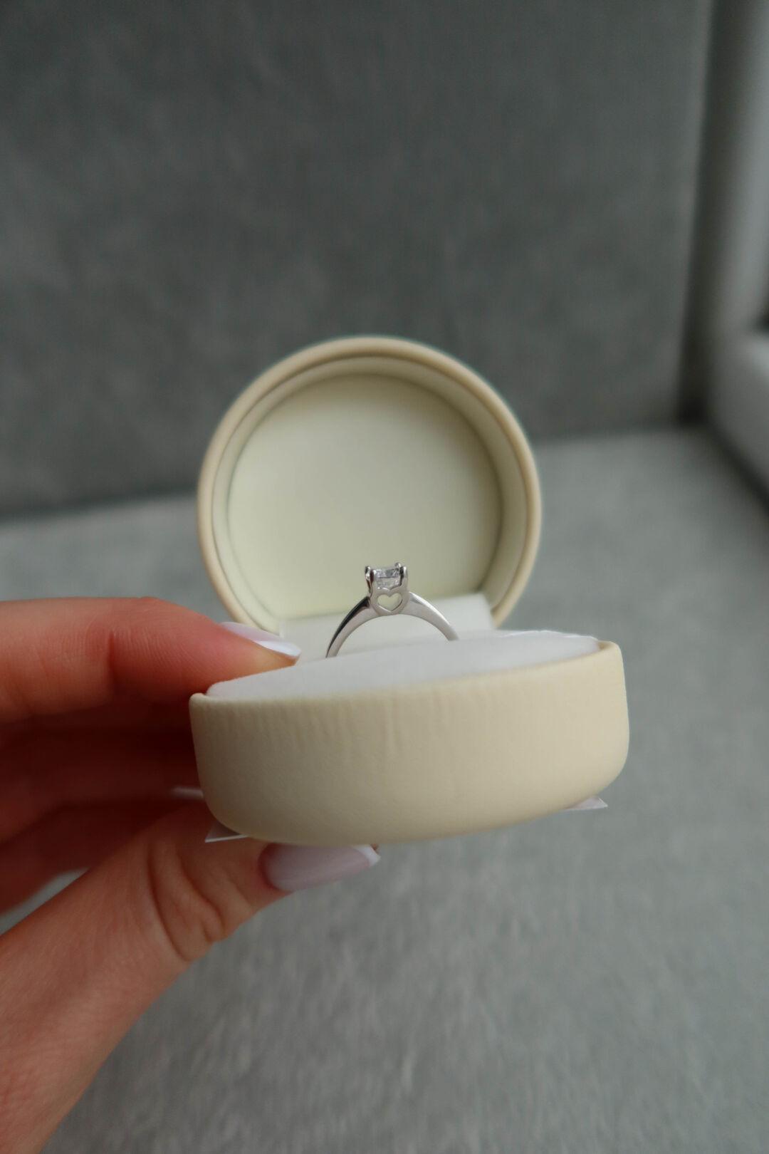 Серебряное кольцо с камнем классическое