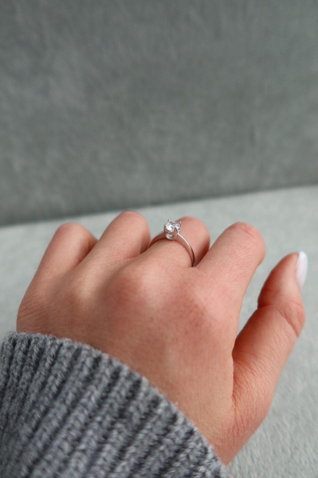 Серебряное кольцо с камнем классическое