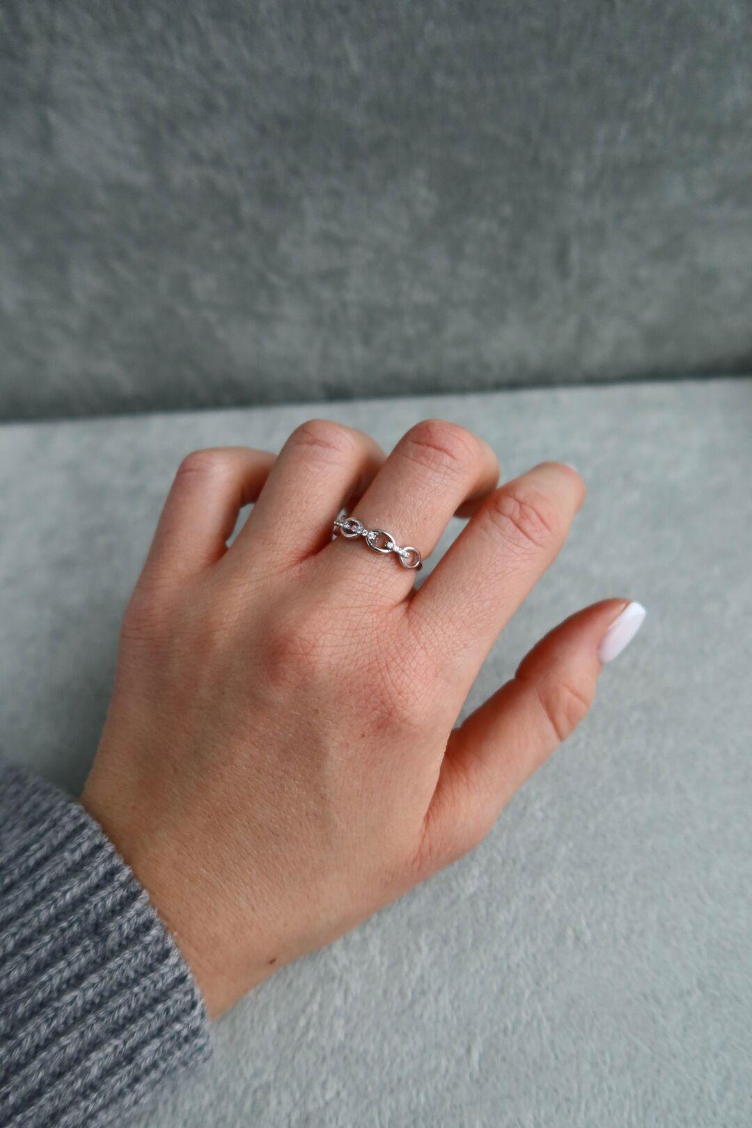 Срібна жіноча каблучка з родієвим покриттям 