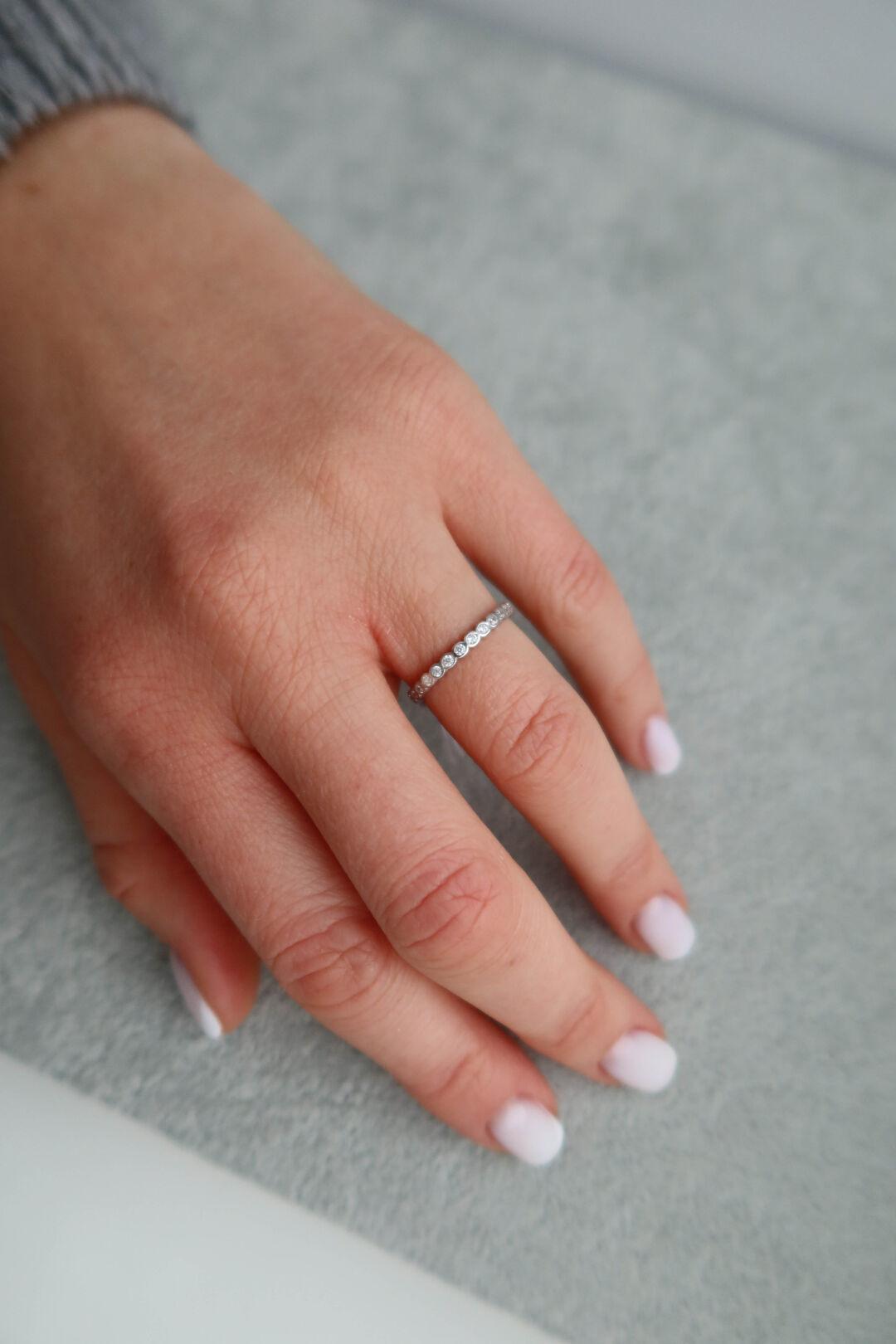 Серебряное кольцо с фианитами в минималистическом стиле.