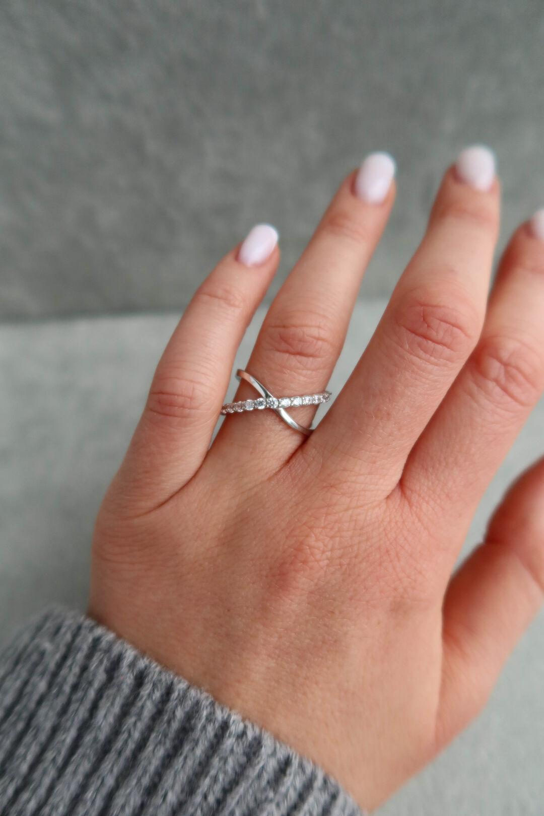 Женское серебряное кольцо в виде знака бесконечности с фианитами