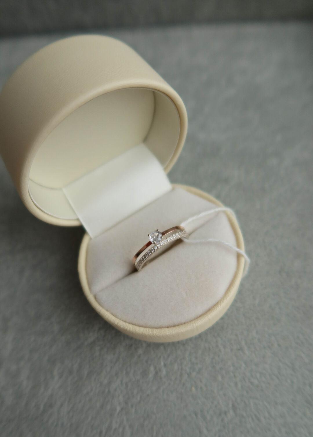 Срібна жіноча каблучка зі вставкою золото 375 проби 