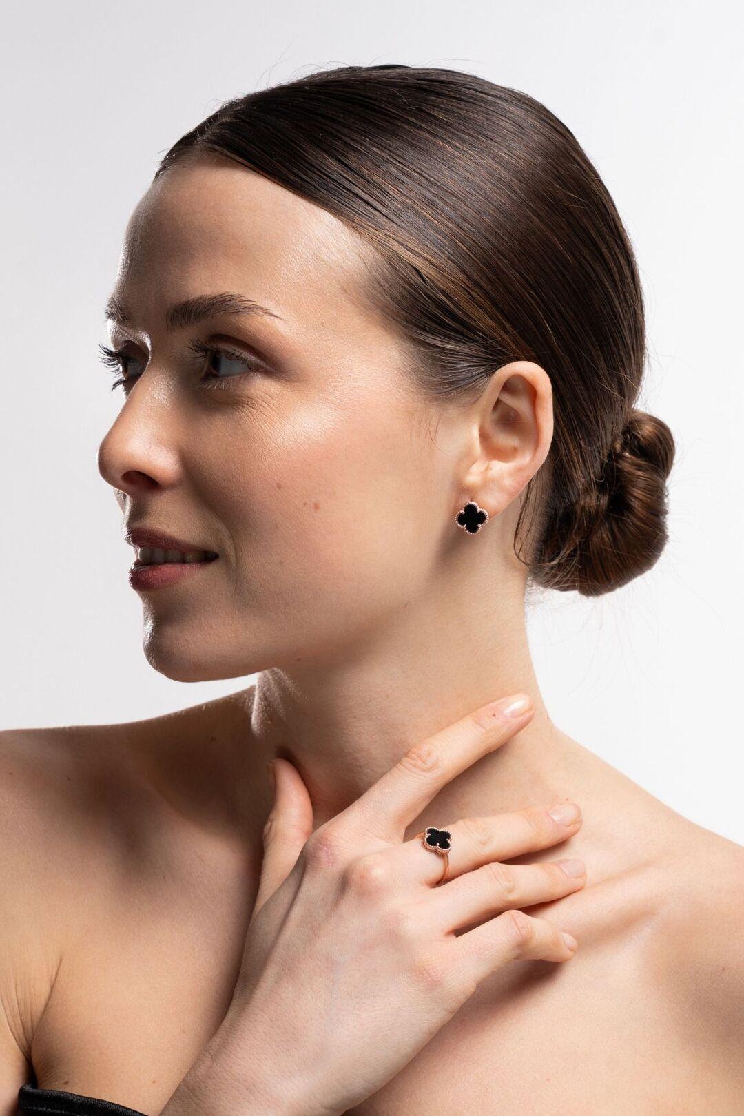 Зображення Жіночі срібні сережки конюшина з оніксом у позолоті при наведенні