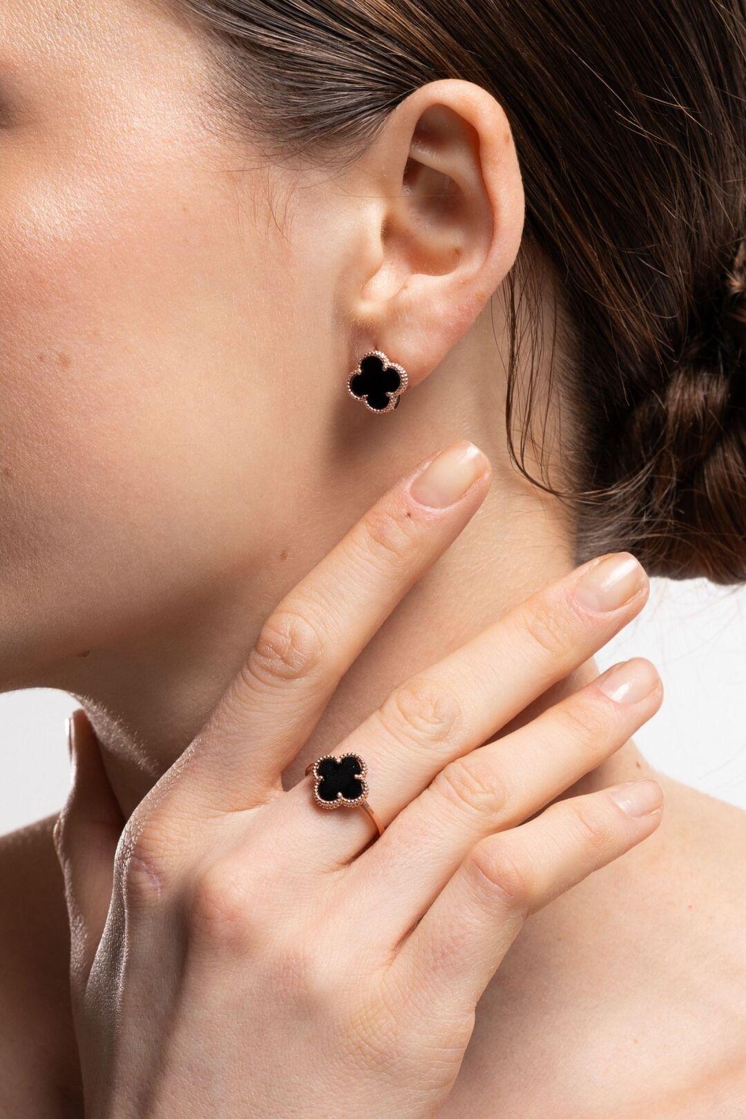 Зображення Женское серебряное кольцо клевер с ониксом в позолоте при наведенні