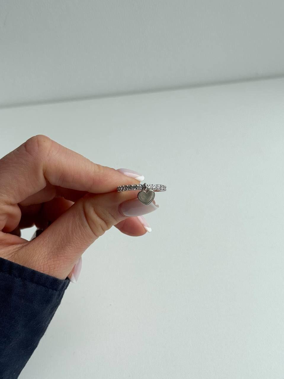 Зображення Жіноча срібна каблучка з фіанітами та підвіскою-серцем