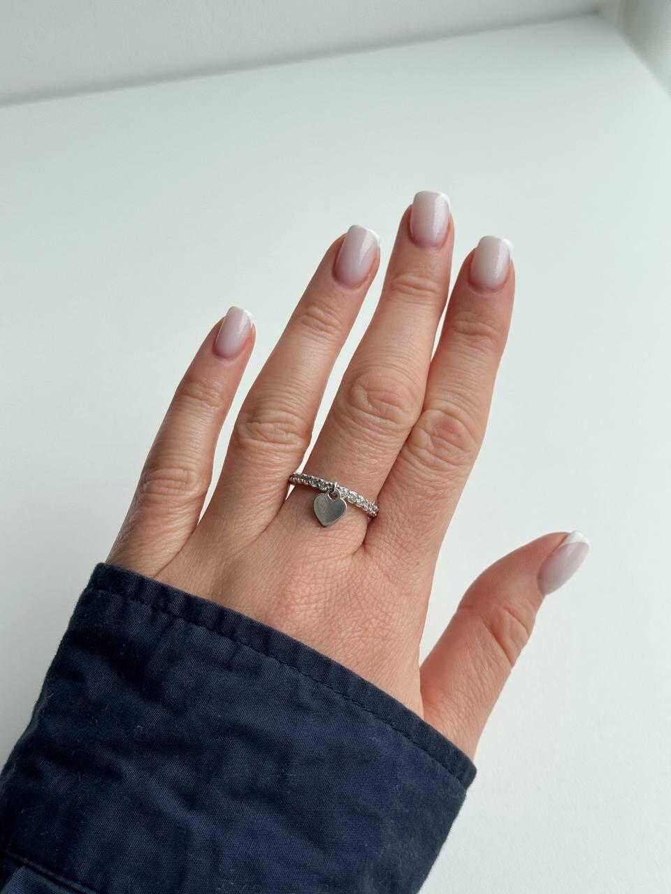 Зображення Жіноча срібна каблучка з фіанітами та підвіскою-серцем при наведенні