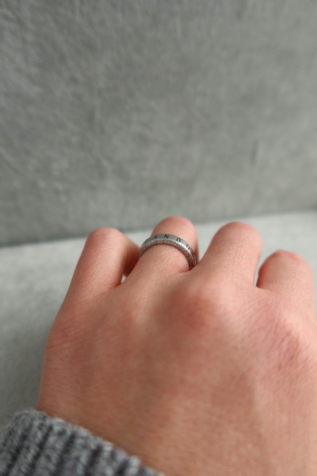 Срібна жіноча каблучка з написом та фіанітами