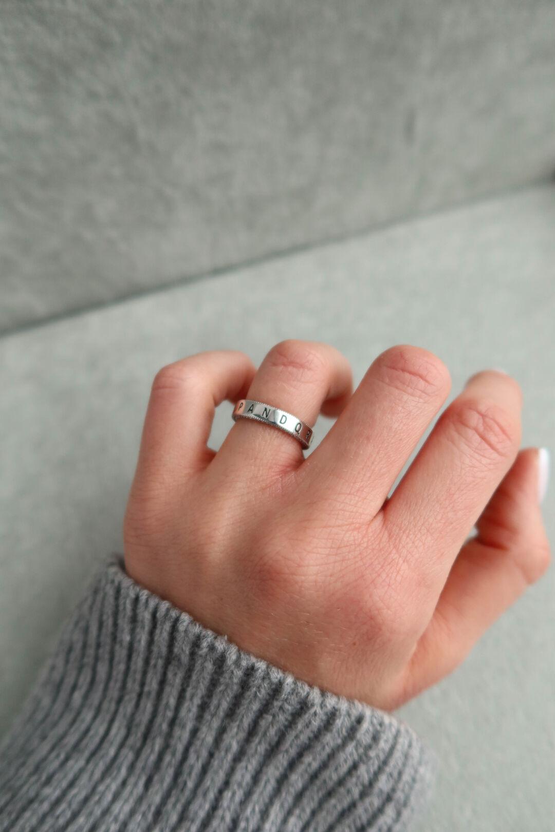 Срібна жіноча каблучка з написом та фіанітами