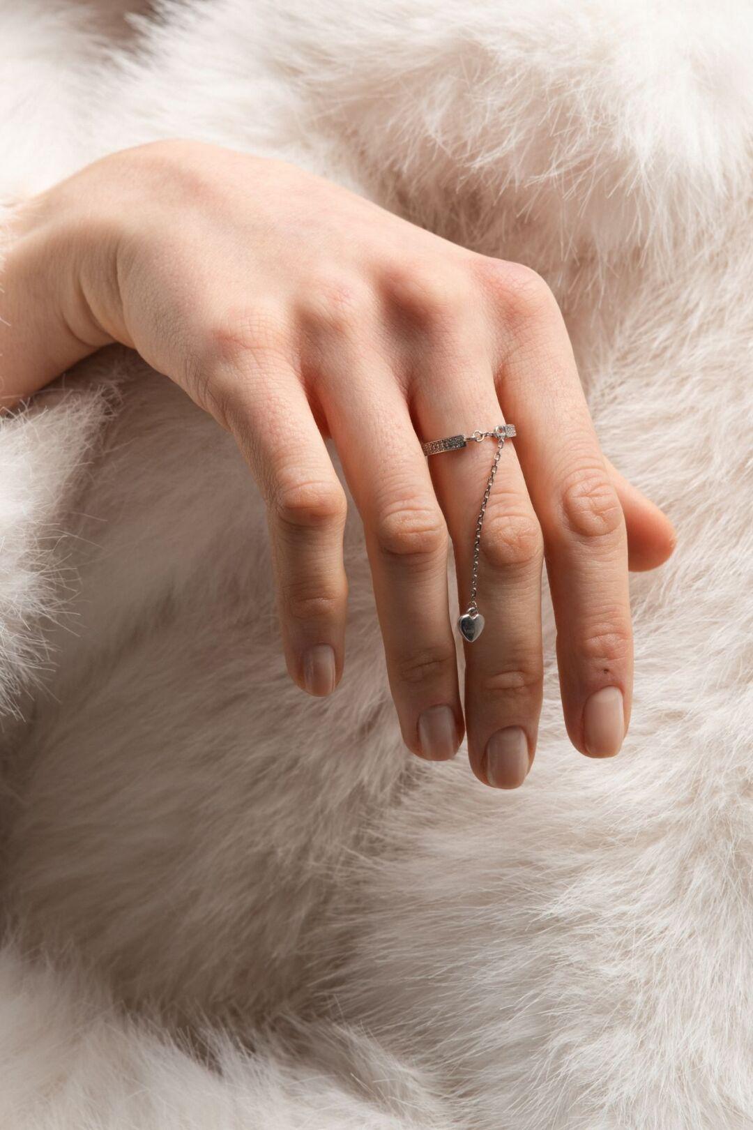 Зображення Срібна каблучка з ланцюжком та фіанітами (родій) при наведенні