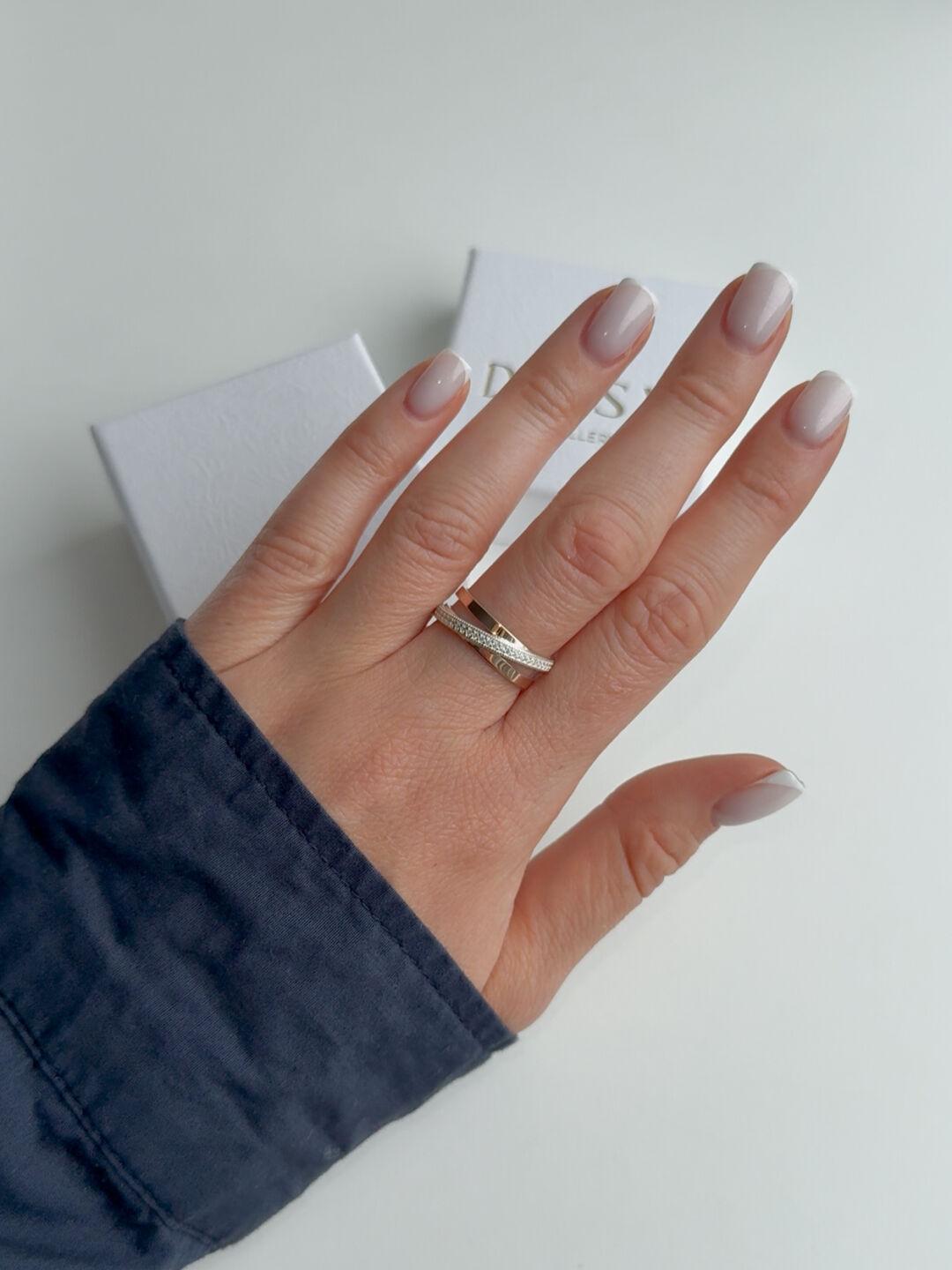 Зображення Жіноча срібна каблучка з фіанітами та золотою пластиною 375 проби при наведенні