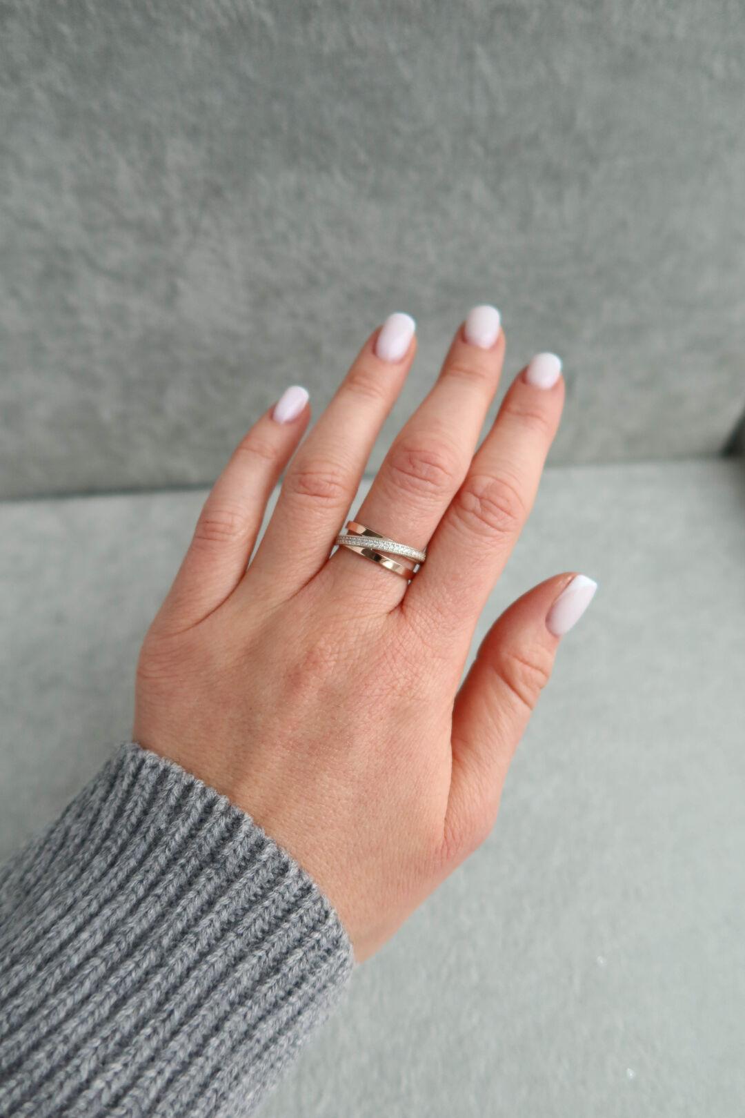 Женское серебряное кольцо с фианитами и золотой пластиной 375 пробы