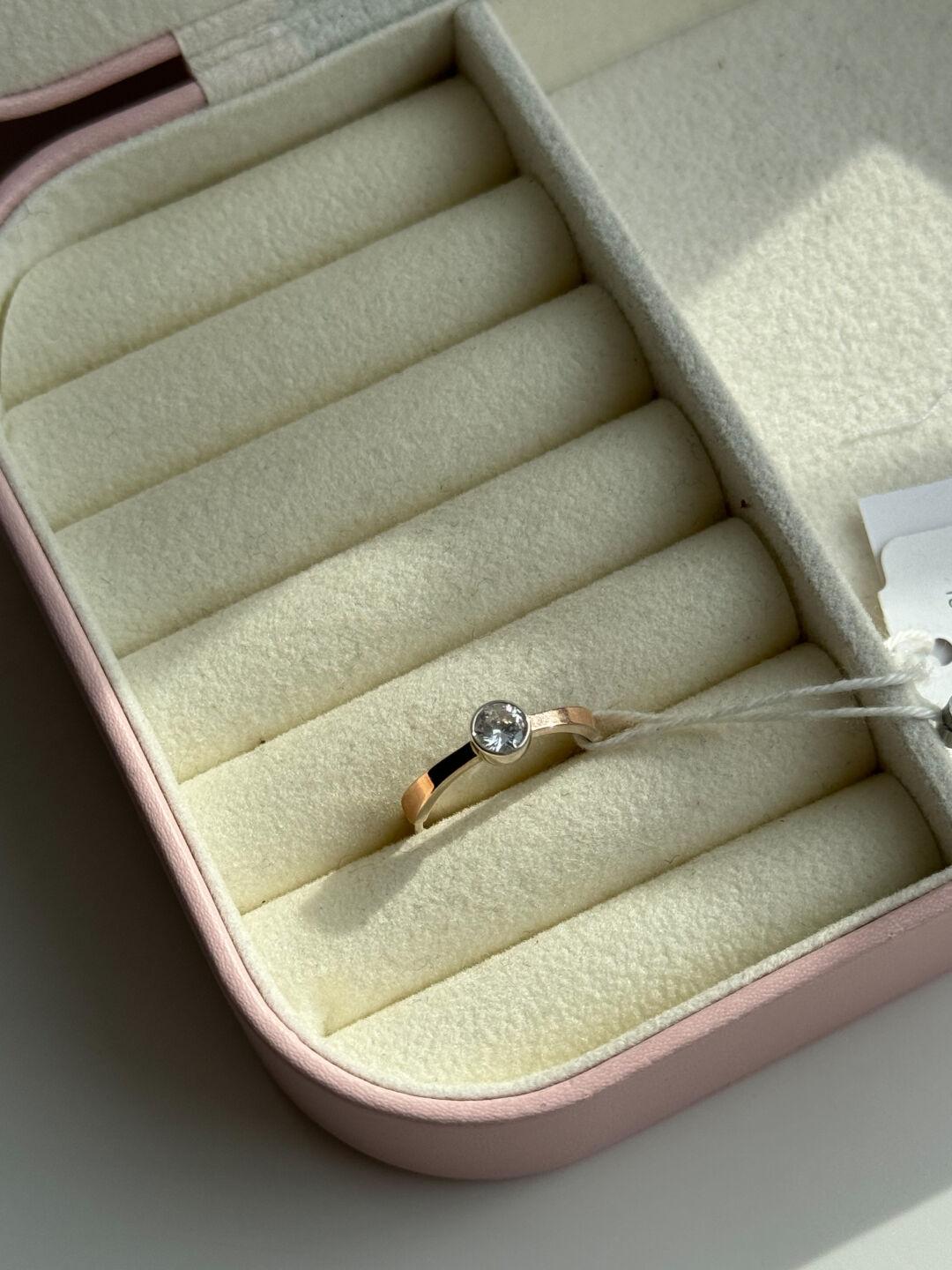 Зображення Срібна каблучка з золотом 375° та фіаніатом