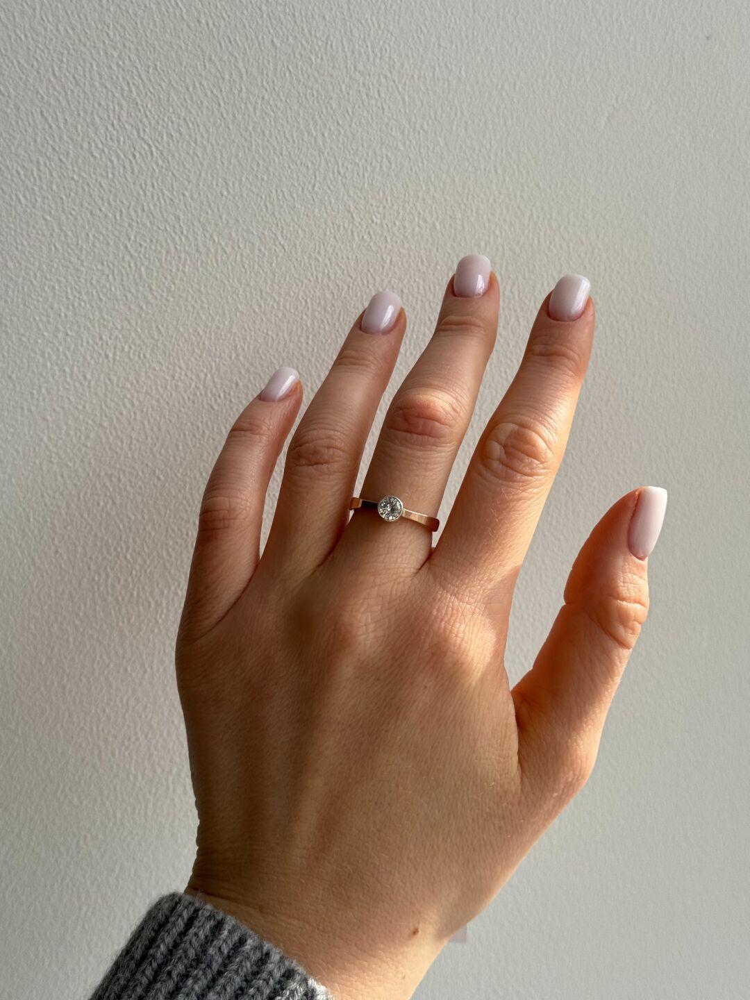 Зображення Срібна каблучка з золотом 375° та фіаніатом при наведенні