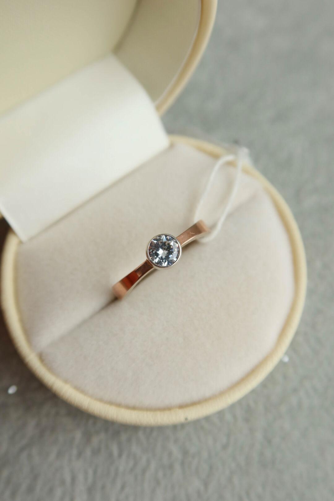 Серебряное кольцо с золотом 375° и фианиатом