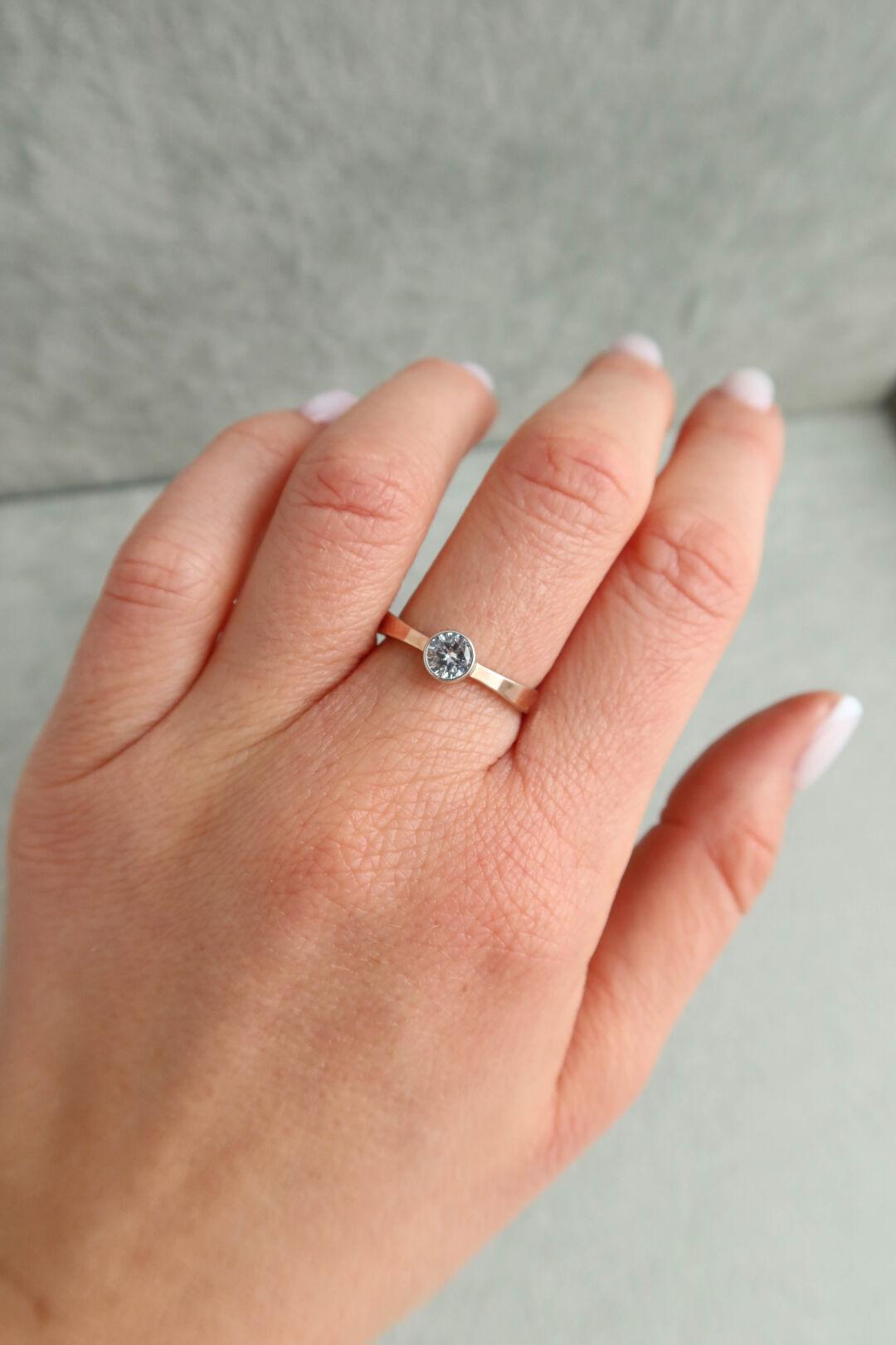 Серебряное кольцо с золотом 375° и фианиатом