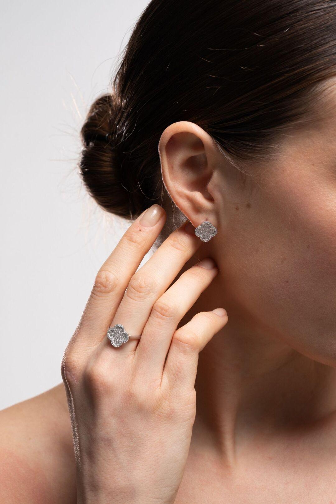 Зображення Срібні сережки Чотирилисник у камінцях при наведенні