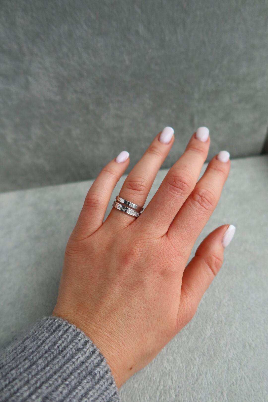 Жіноча срібна каблучка Love з фіанітами