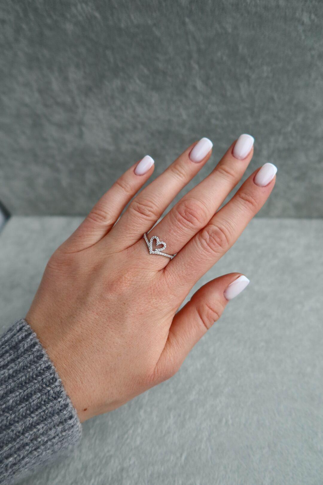 Срібна каблучка сердечко фіаніти 