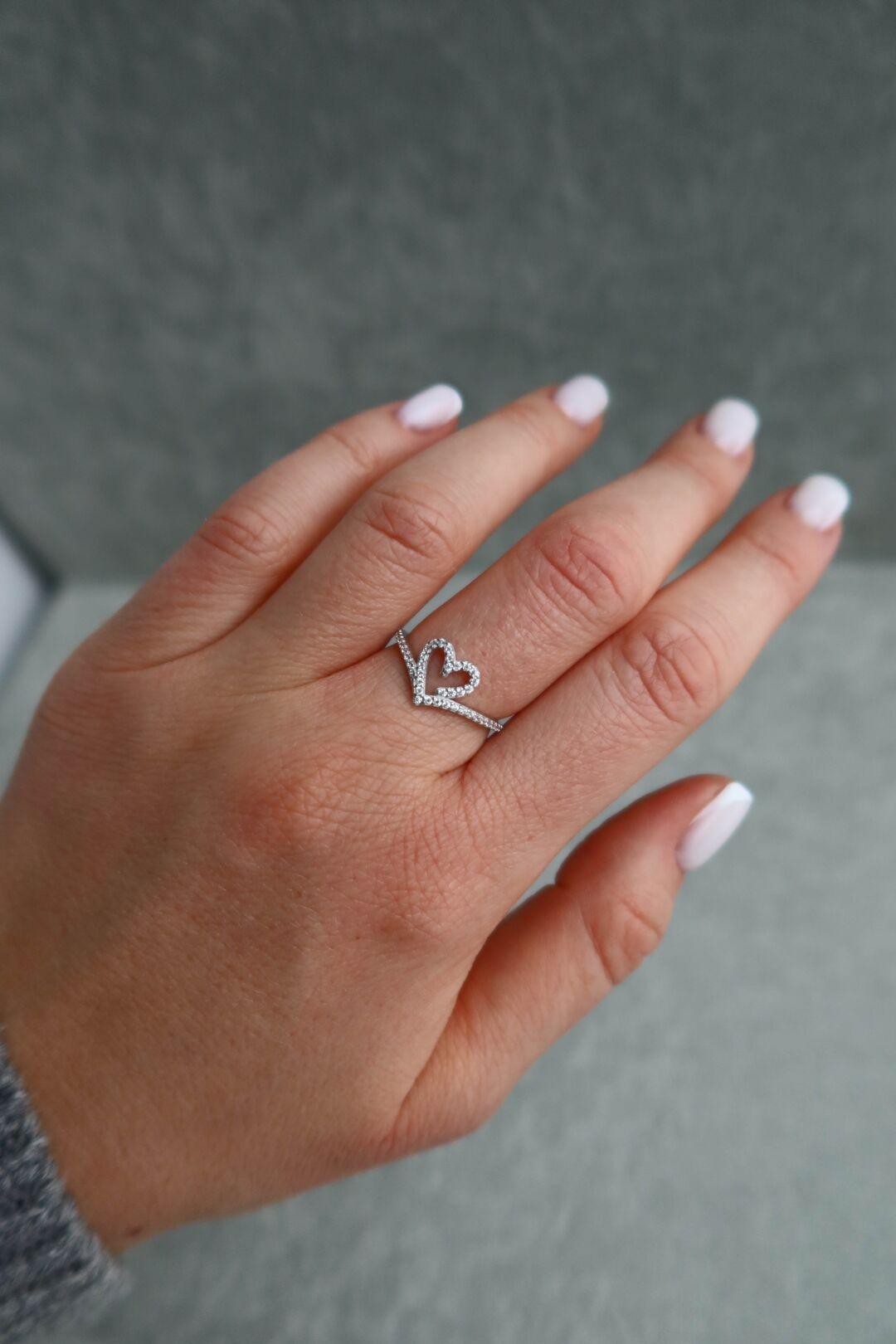 Срібна каблучка сердечко фіаніти 