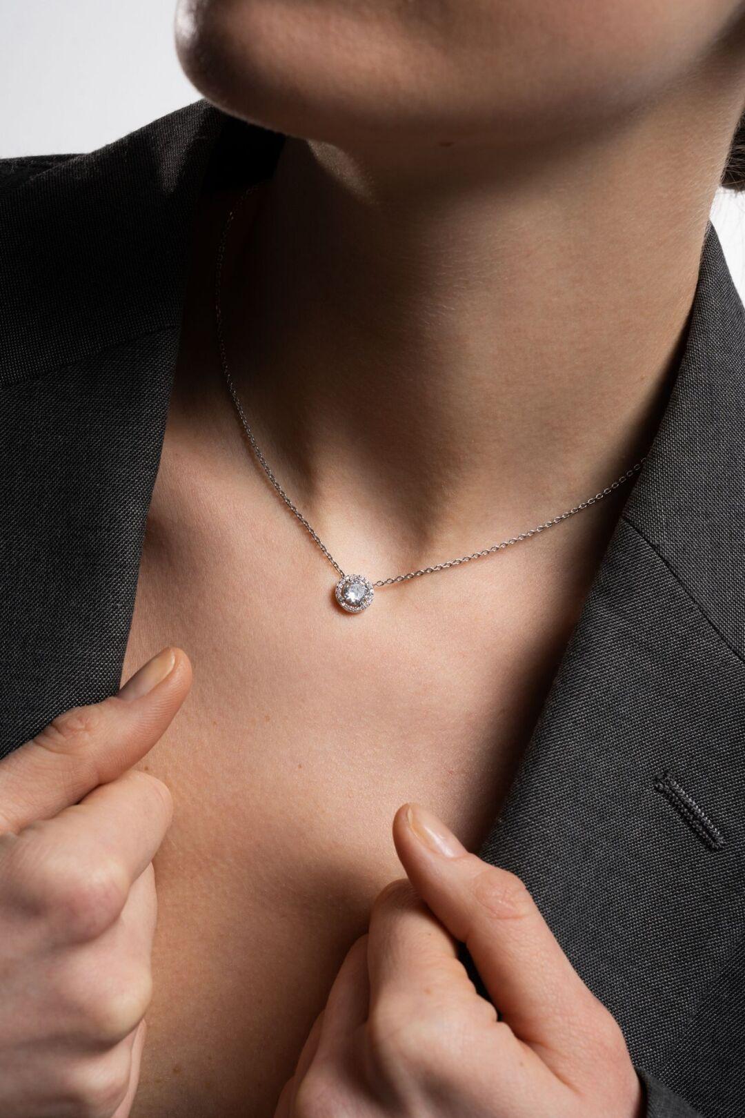 Зображення Срібне жіноче кольє у класичному стилі