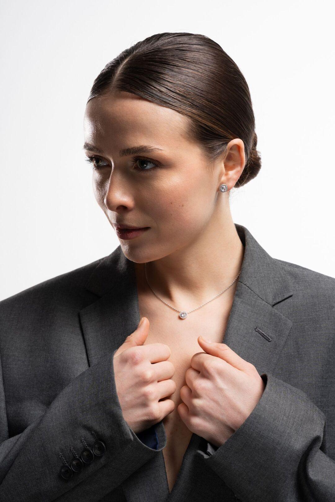 Зображення Срібне жіноче кольє у класичному стилі при наведенні