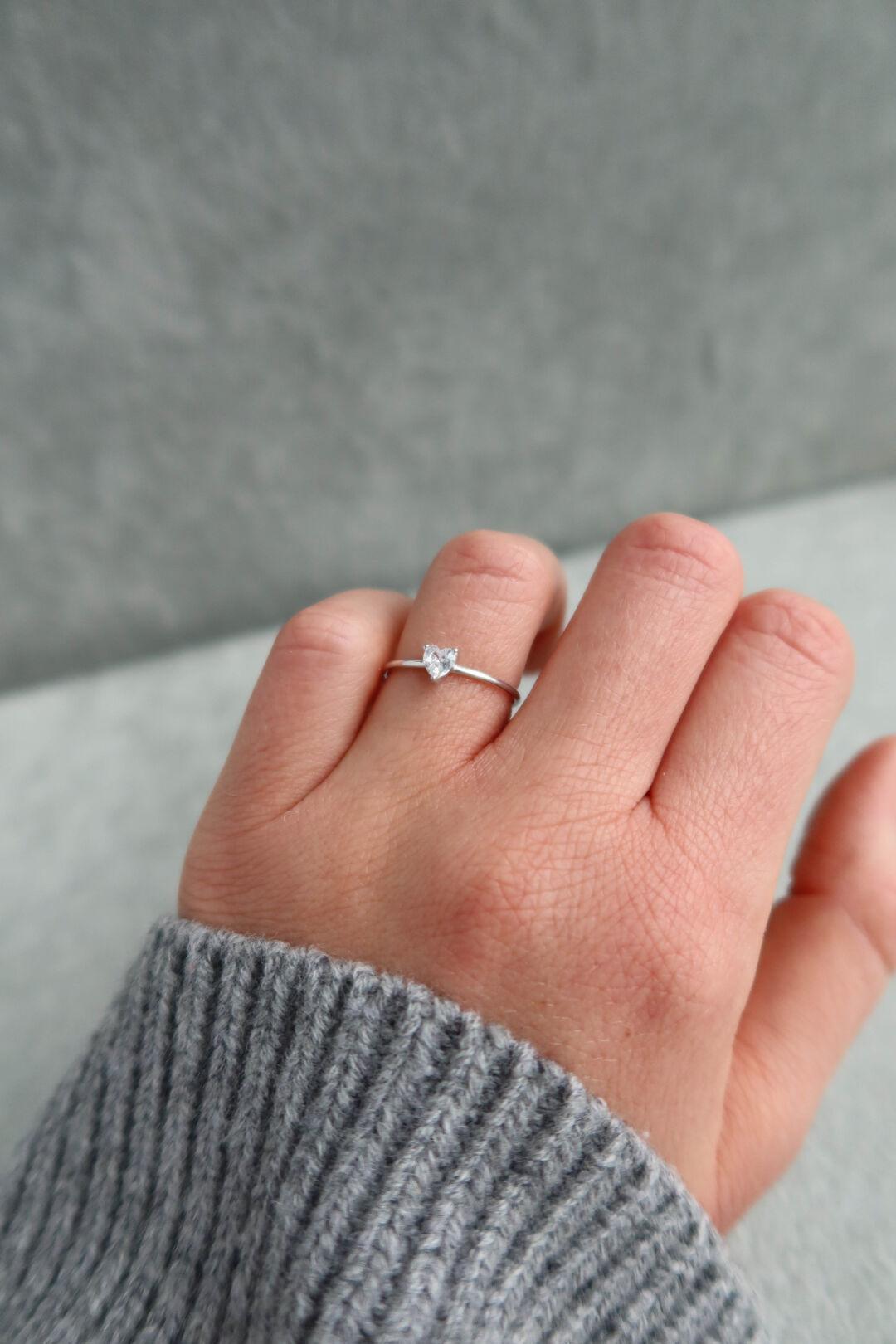 Срібна жіноча каблучка у мінімалістичному стилі з камінцем