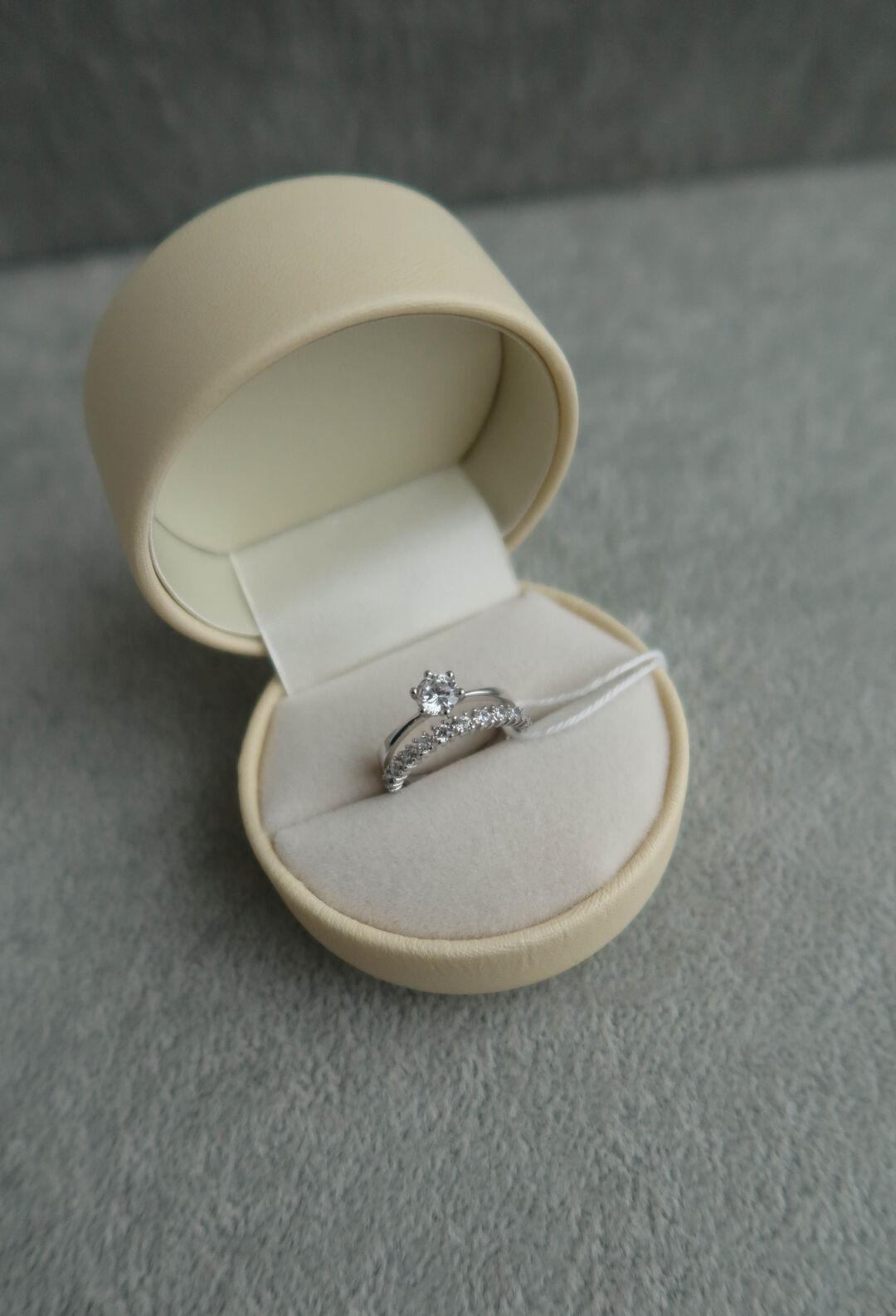 Серебряное женское кольцо двойное с фианитами серебряное женское кольцо