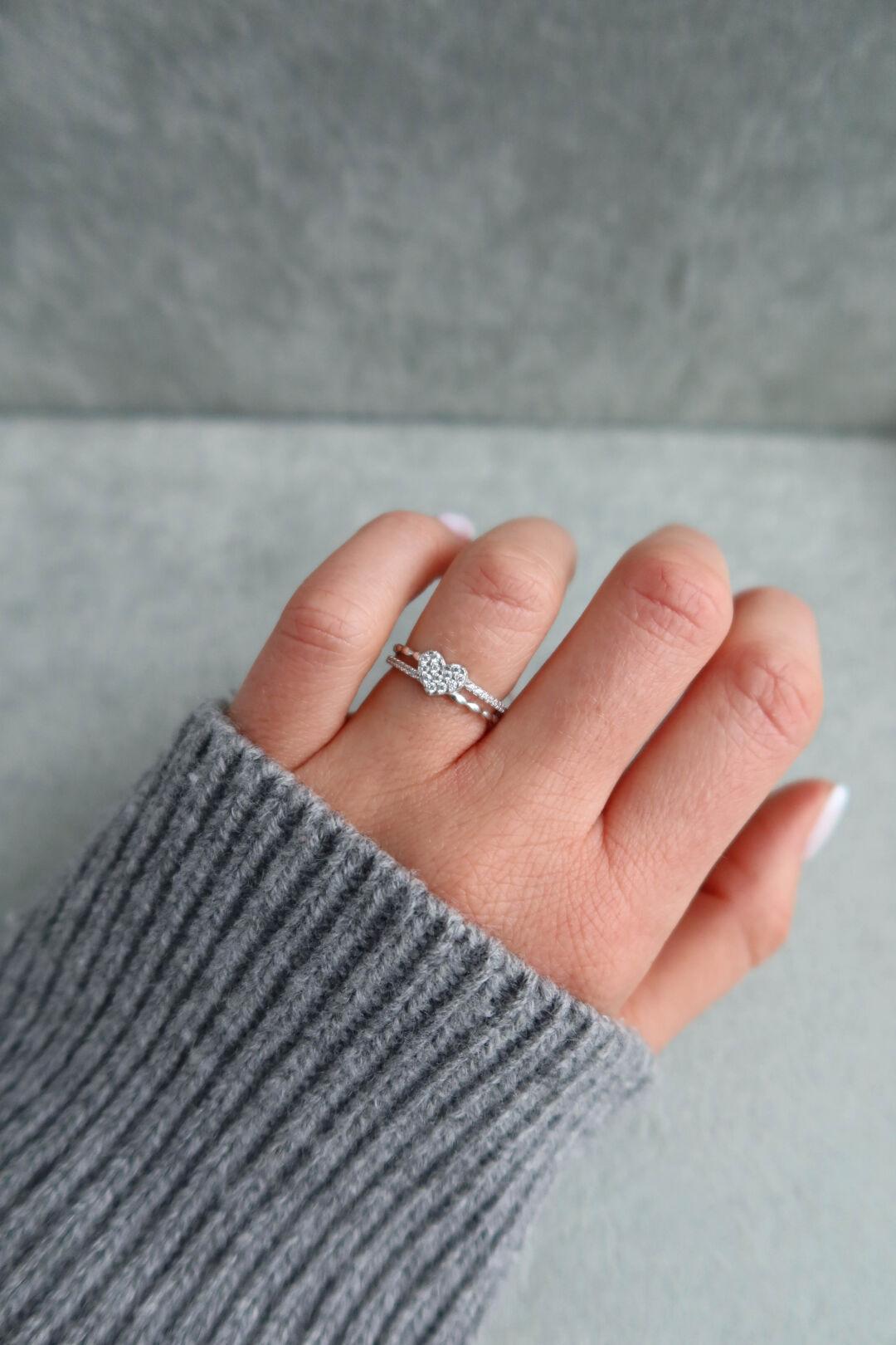 Женское кольцо из серебра 925 пробы с сердцем