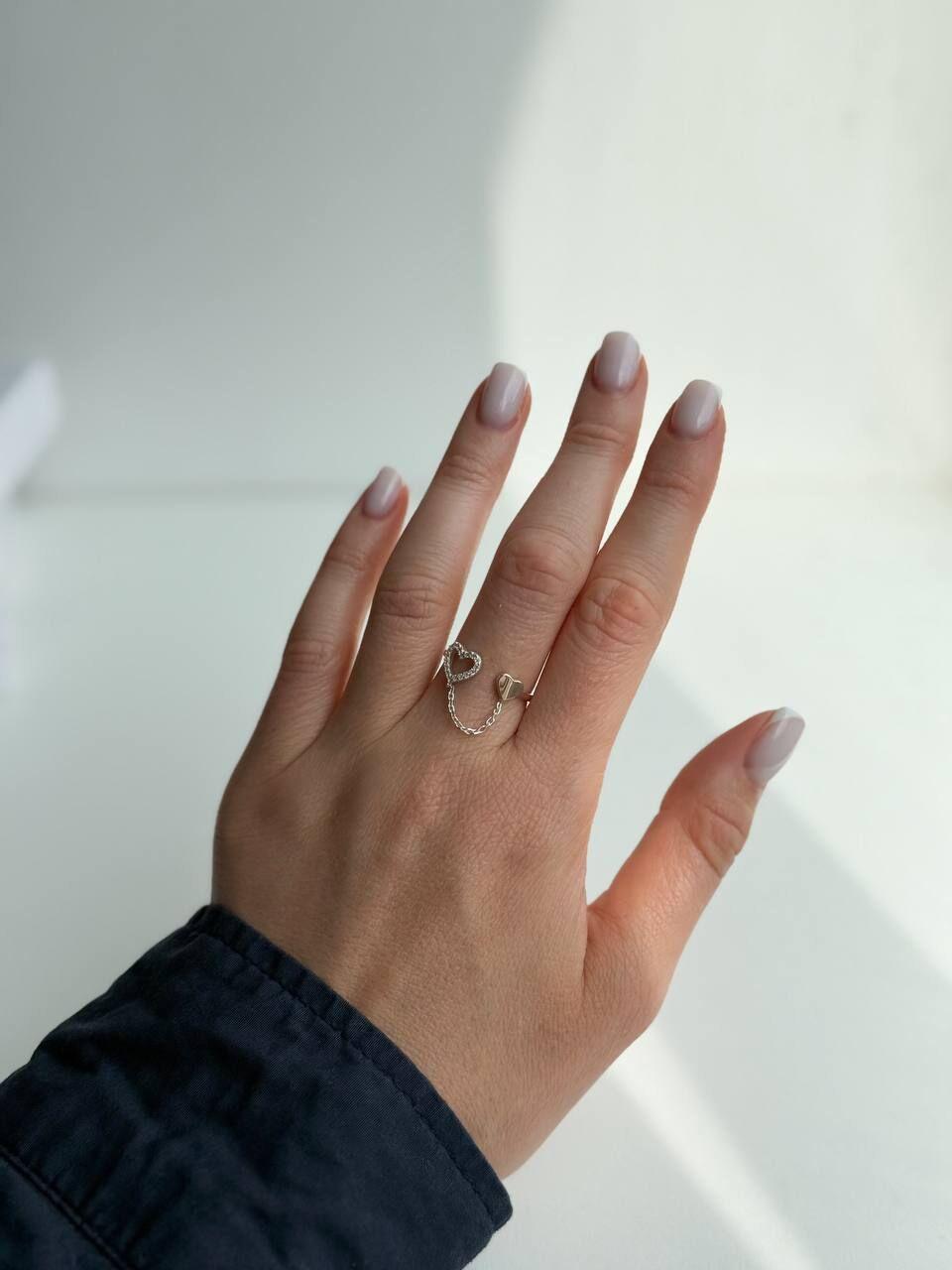 Зображення Женское серебряное кольцо с двойным сердцем и цепочкой при наведенні