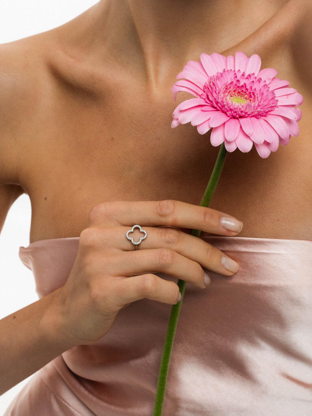 Зображення Жіноча срібна каблучка з фіанітами Клевер при наведенні