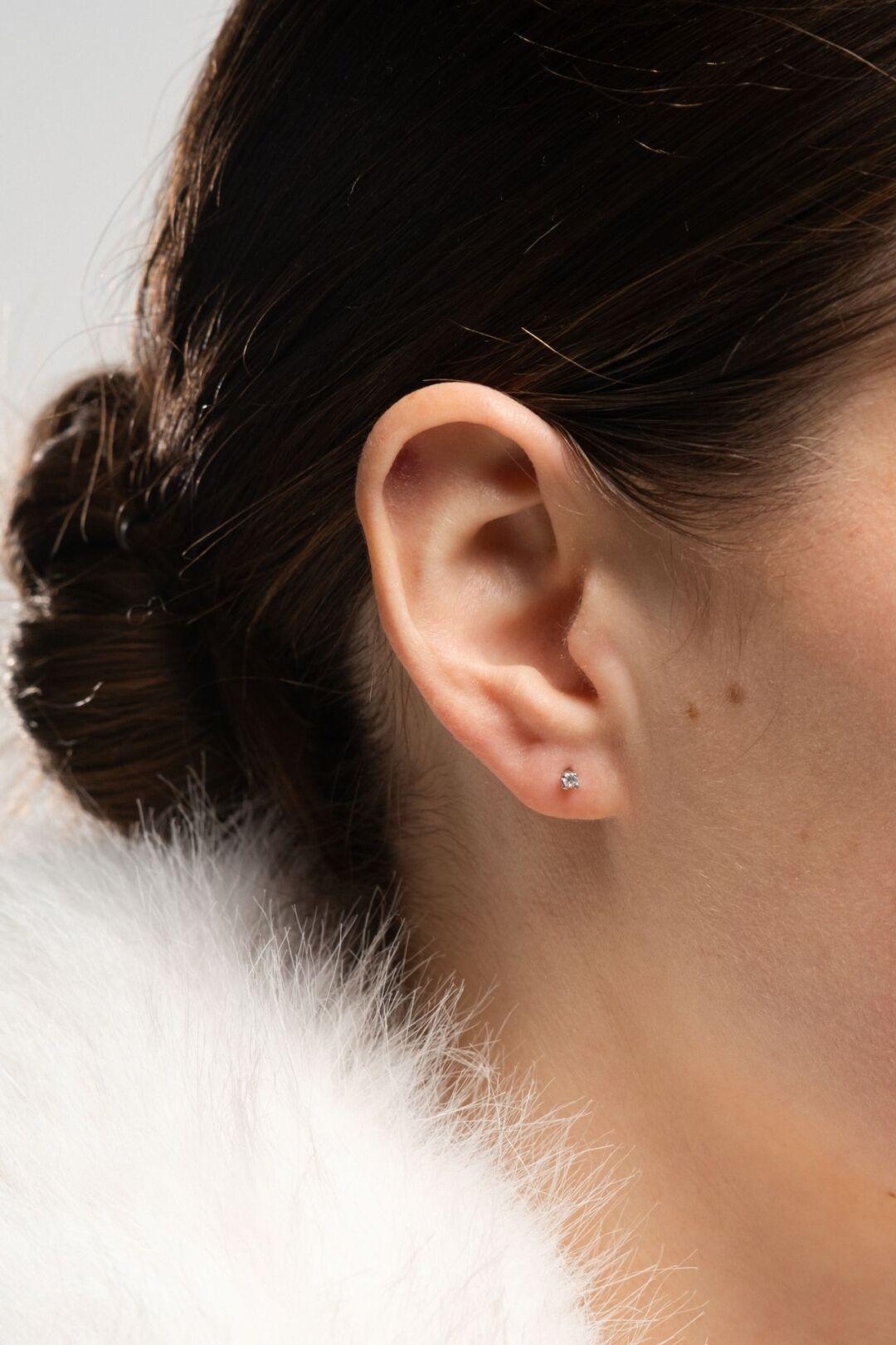 Зображення Жіночі срібні сережки-пусети з фіанітами 2 мм