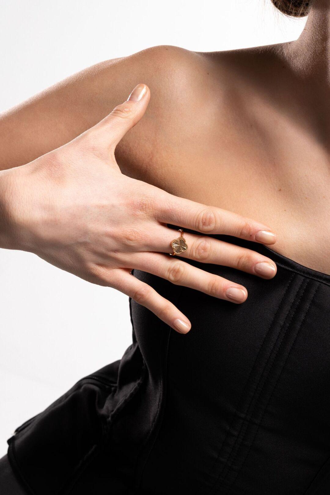 Зображення Серебряное женское кольцо Клевер в позолоте при наведенні