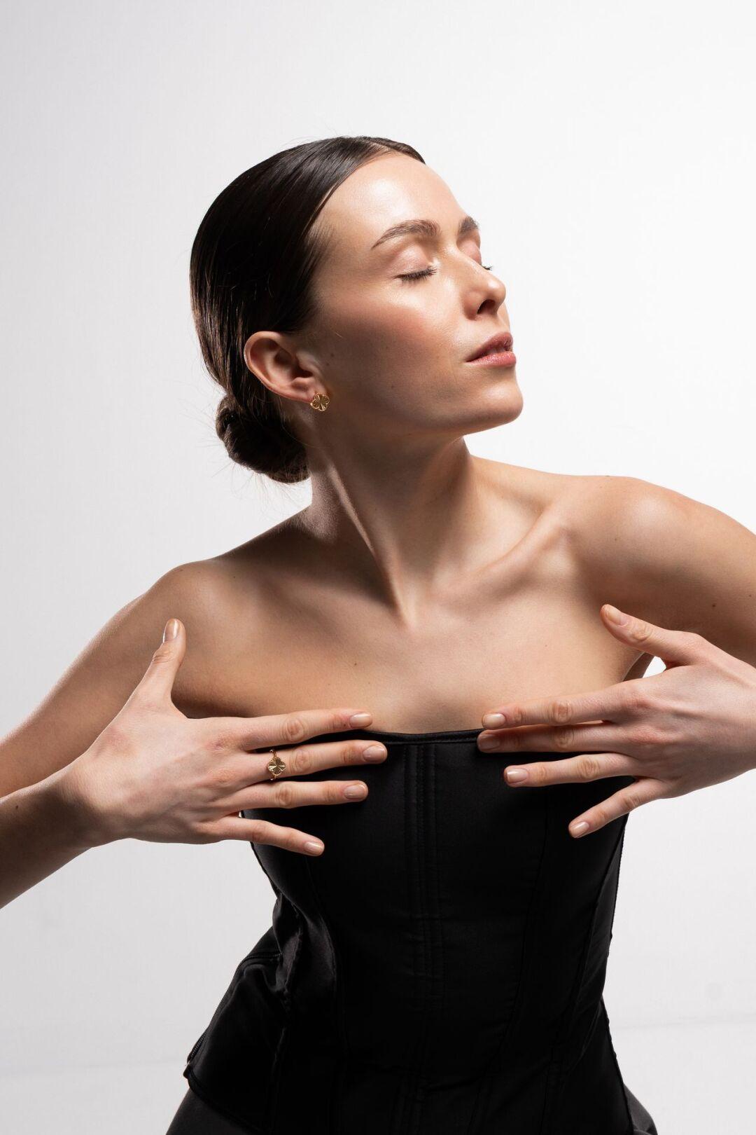 Зображення Срібні жіночі сережки Клевер у позолоті  при наведенні