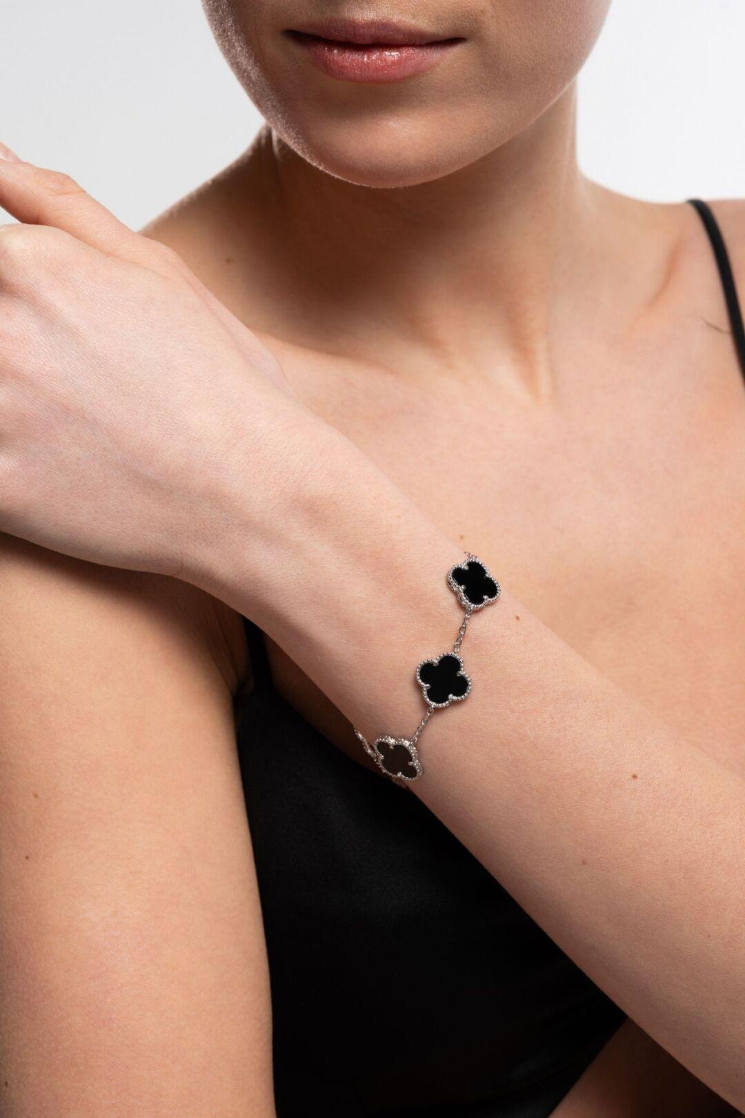 Зображення Срібний браслет Клевер з оніксом 5 вставок при наведенні