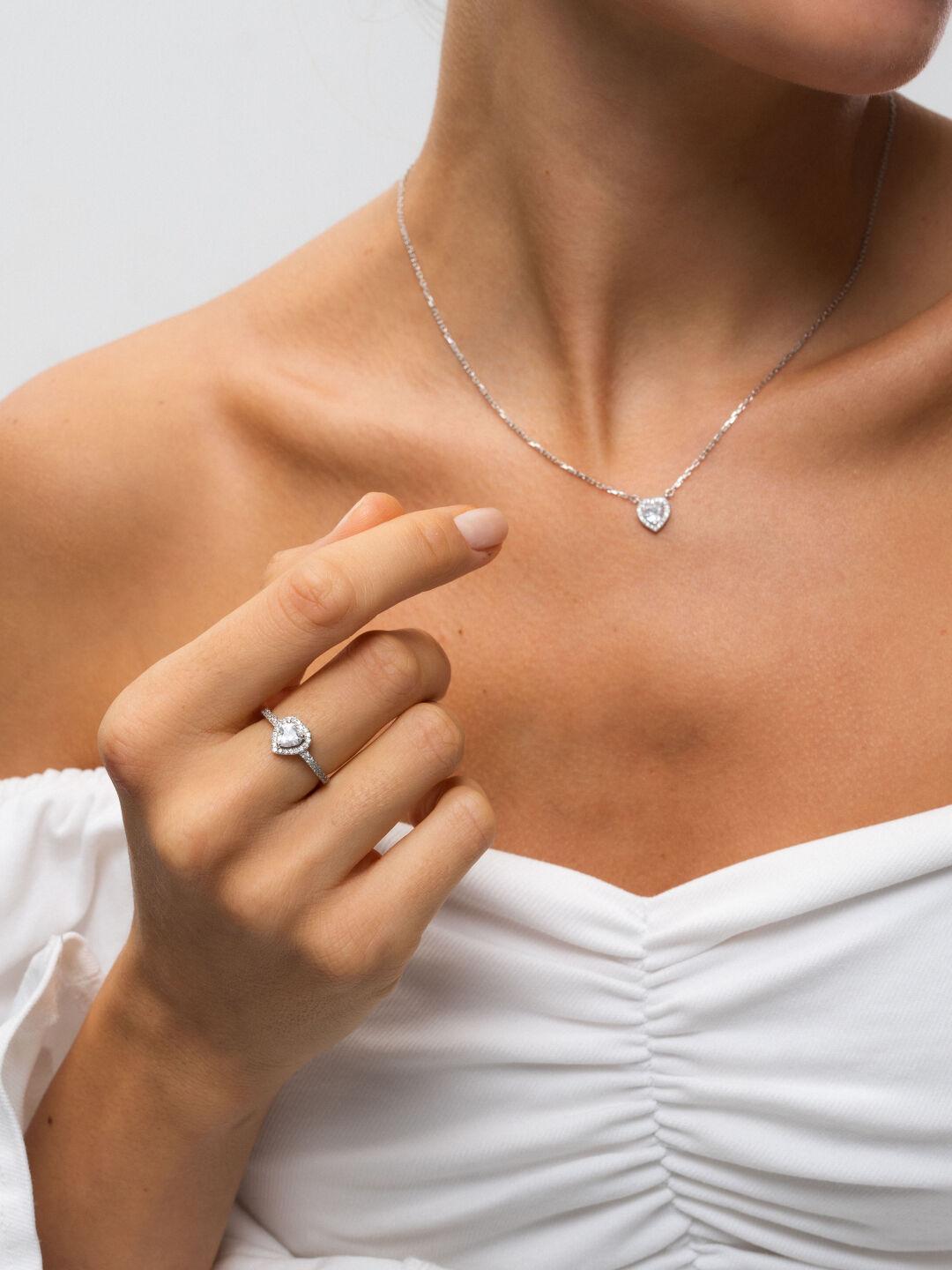 Серебряное колье Сердце белые фианиты