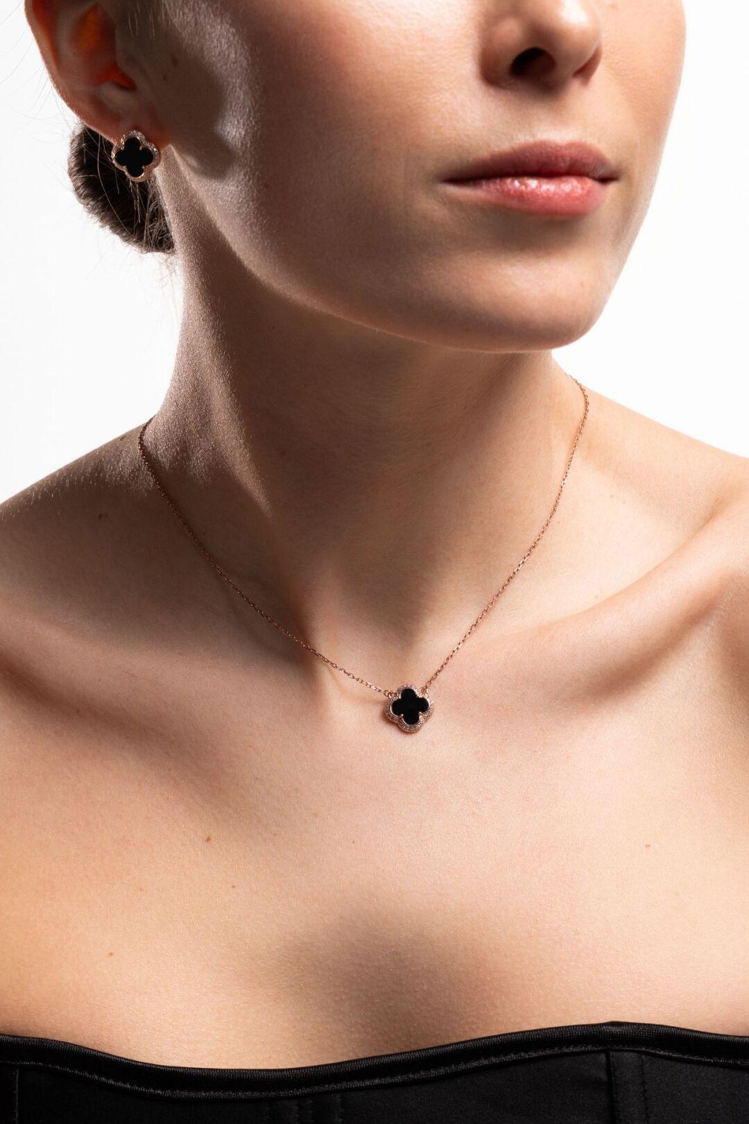 Зображення Жіноче кольє зі срібла 925° з оніксом "Клевер" у позолоті при наведенні