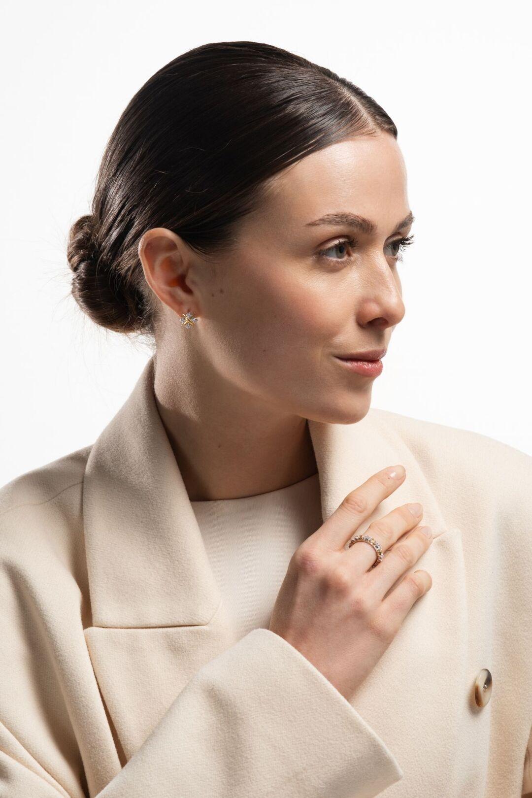 Зображення Срібна жіноча каблучка з позолотою  при наведенні