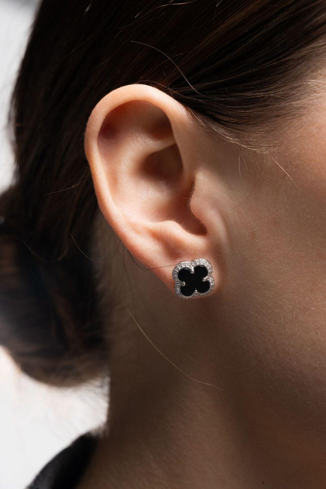 Зображення Срібні пусети з оніксом та фіанітами "Клевер" при наведенні