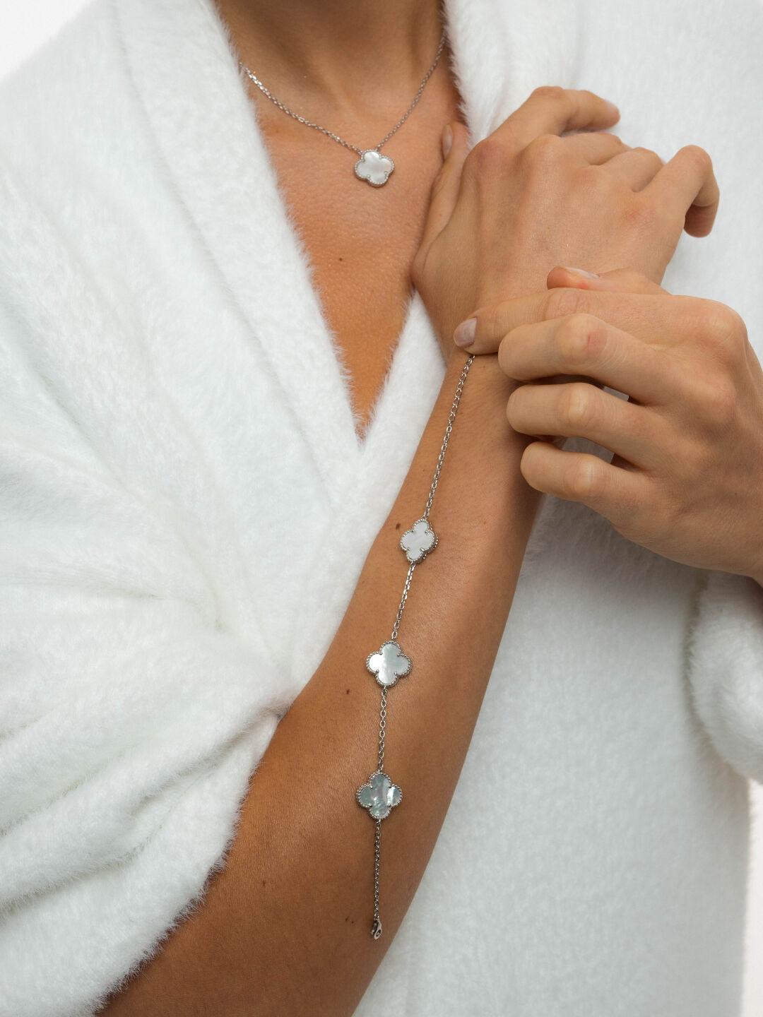 Зображення Срібний браслет з перламутром Клевер 3 вставки  при наведенні