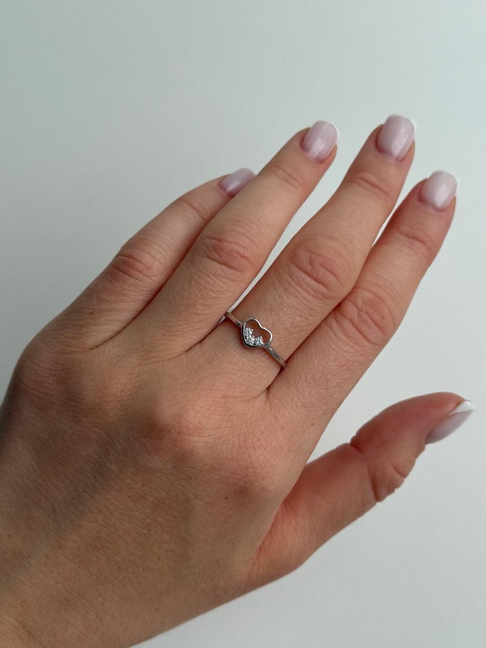 Зображення Женское серебряное кольцо сердце с фианитами при наведенні