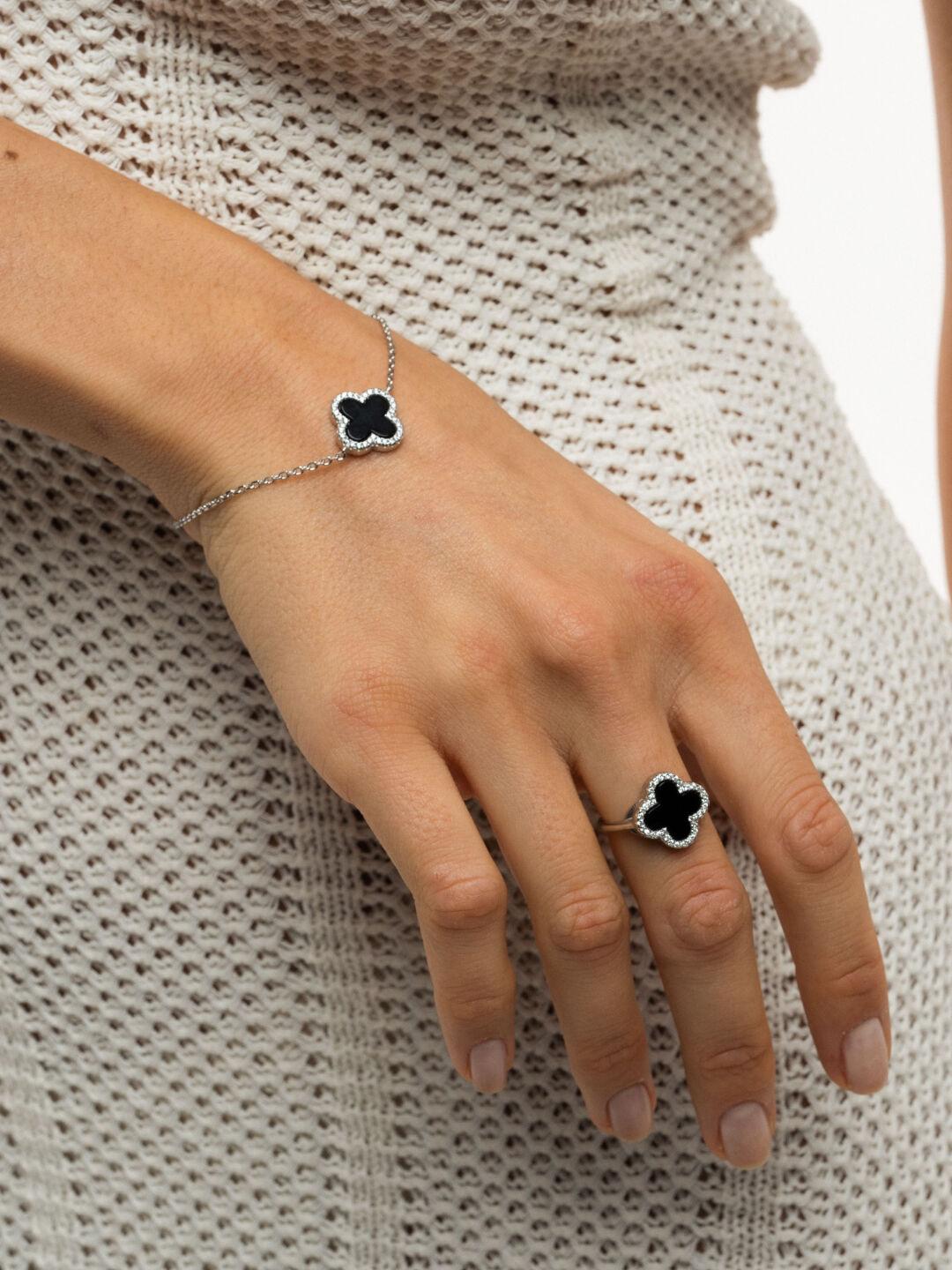 Зображення Серебряное кольцо Клевер с ониксом и фианитами при наведенні