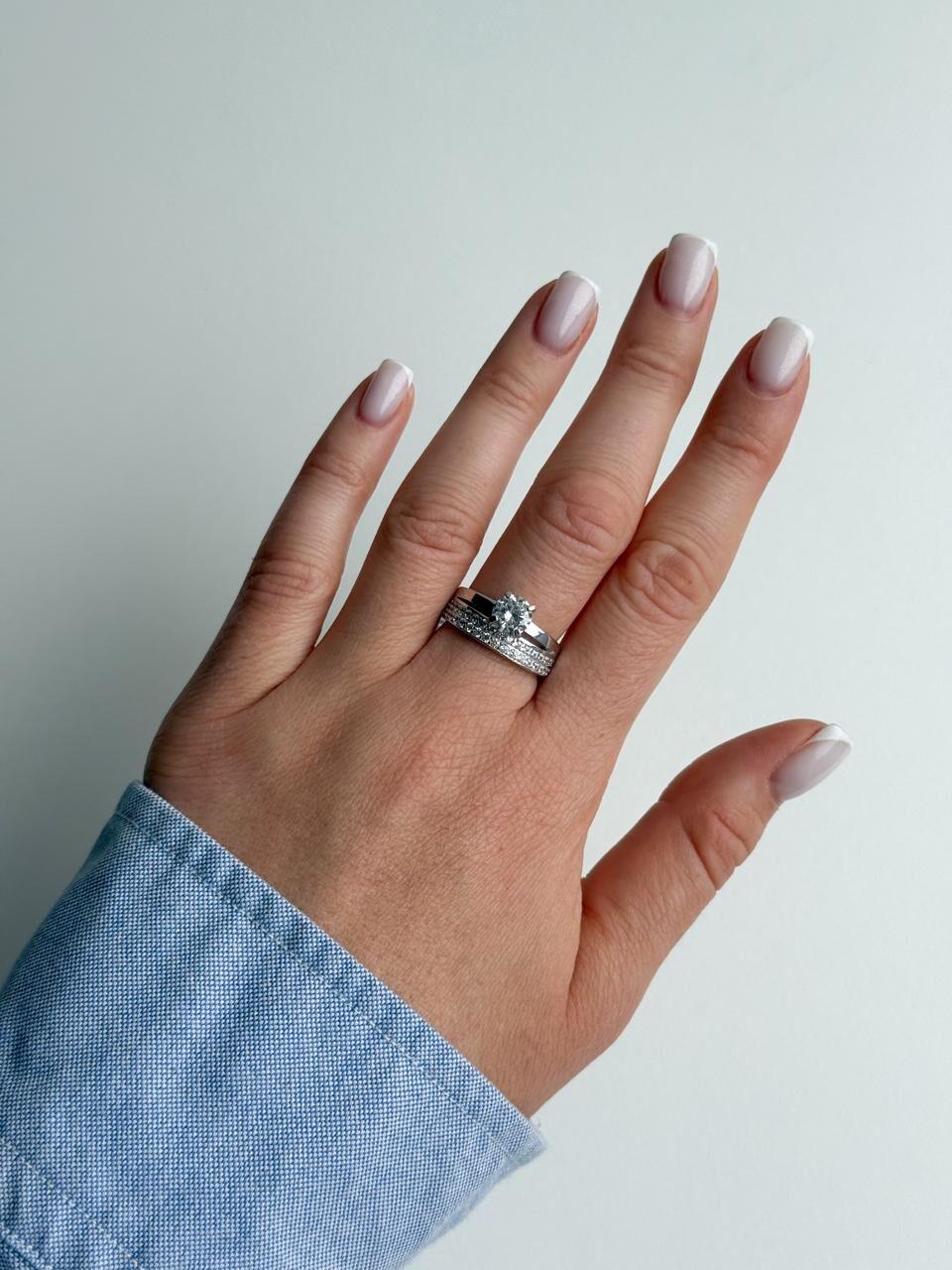 Зображення Жіноча подвійна срібна каблучка з фіанітами та центральним каменем при наведенні