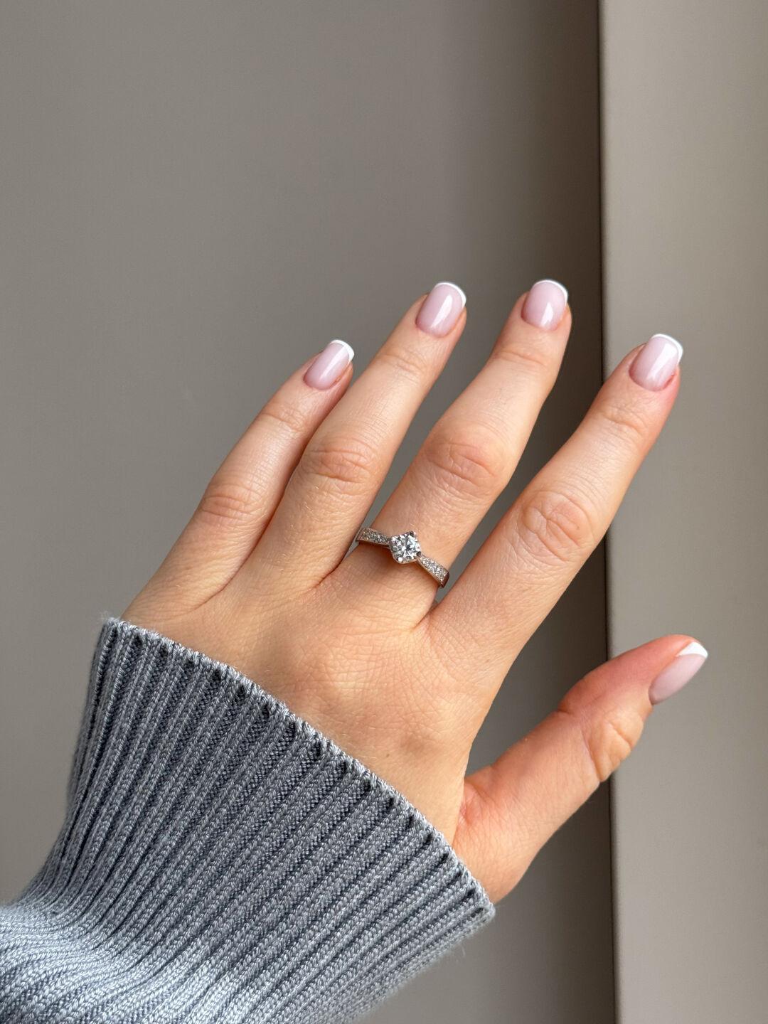 Зображення Серебряное кольцо с камушком при наведенні